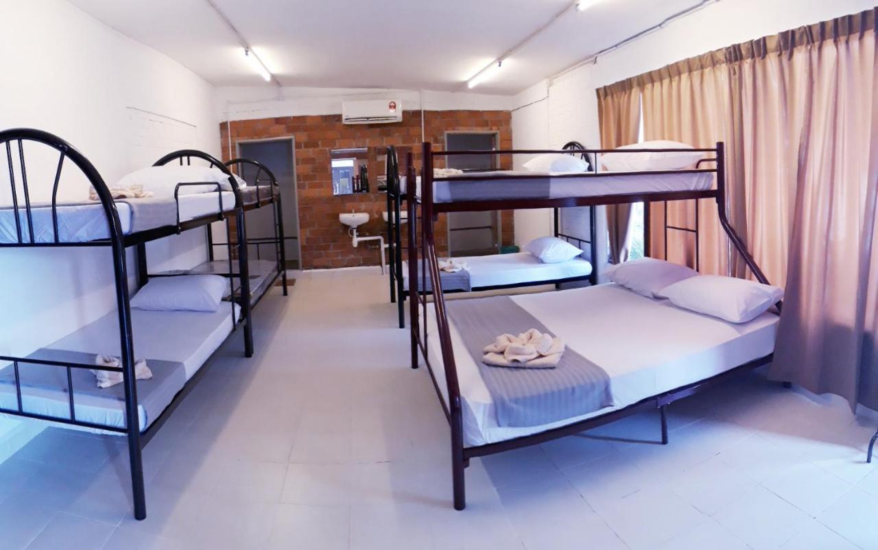 Dorm Master Hostel Padang Mat Sirat Ngoại thất bức ảnh